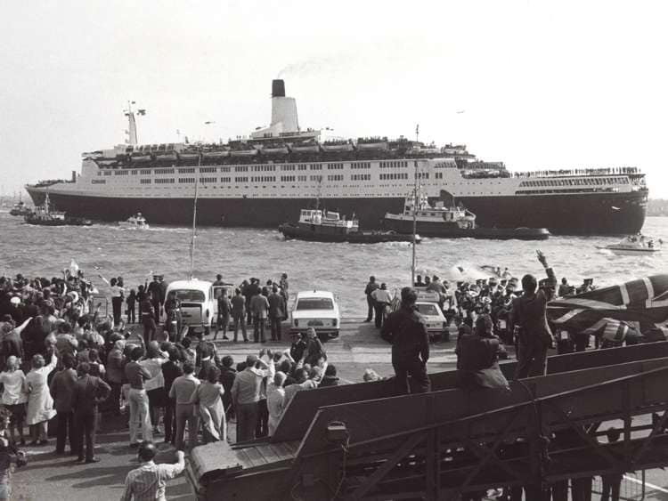 Falklands Leaving - QE2 and crowd