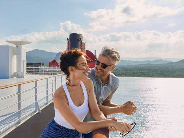 Couple on Queen Mary 2's Grills Terrace