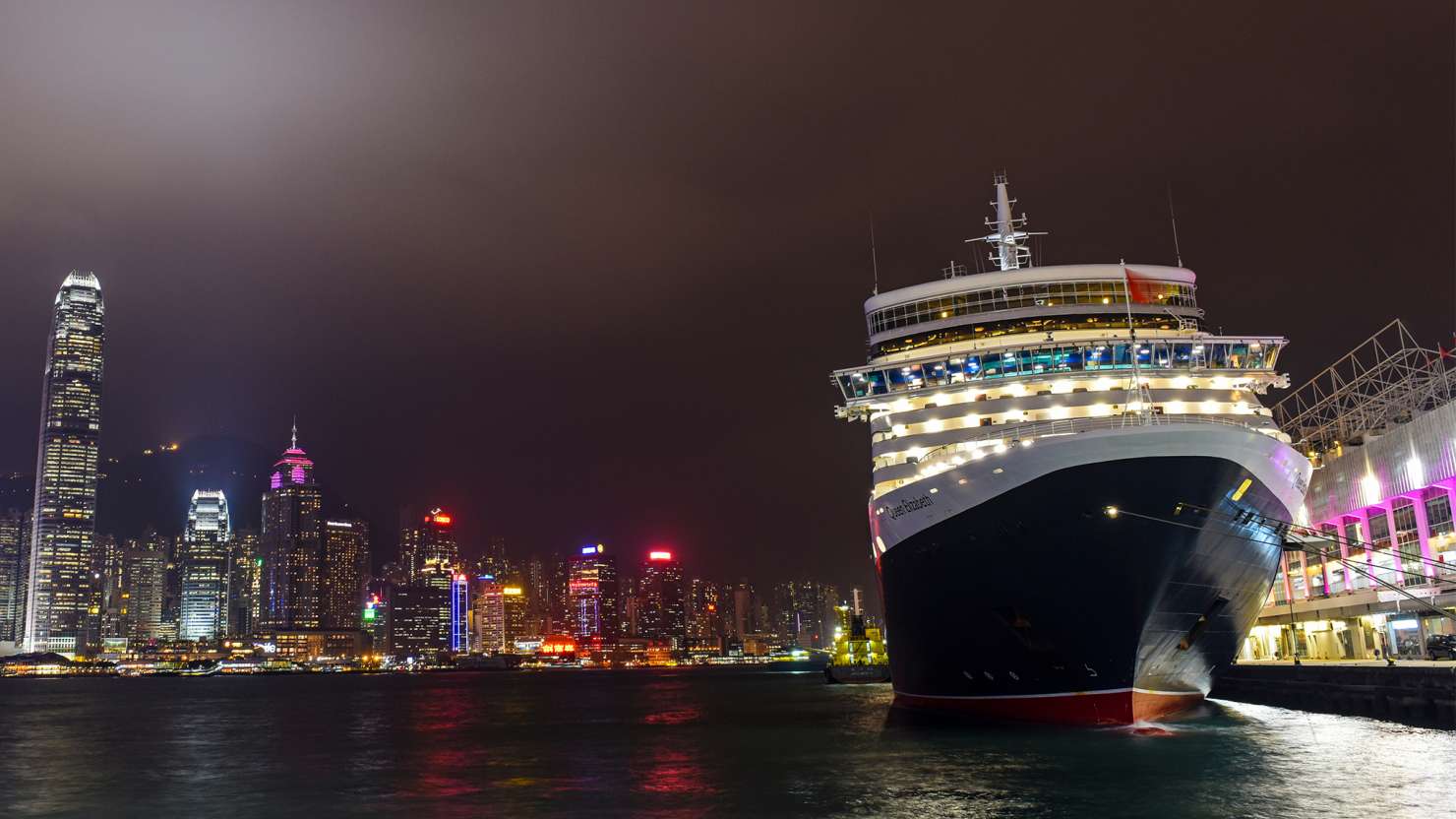 Queen Mary 2 in Hong Kong harbour