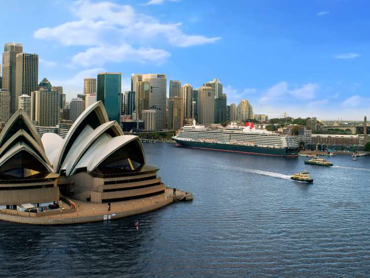 Queen Elizabeth by Sydney Opera House