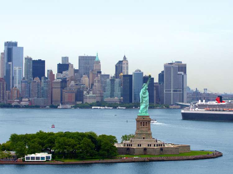 Queen Mary 2 sails into New York city