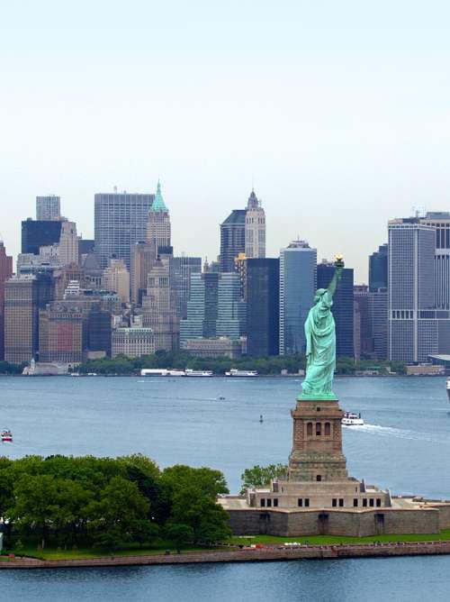 Queen Mary 2 sails into New York city