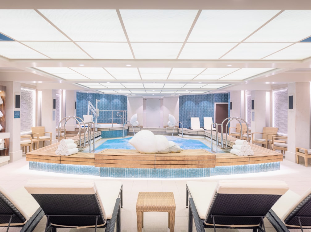 Queen Mary 2 Mareel spa Aqua therapy suite, with large pool with jets, loungers and whirlpool