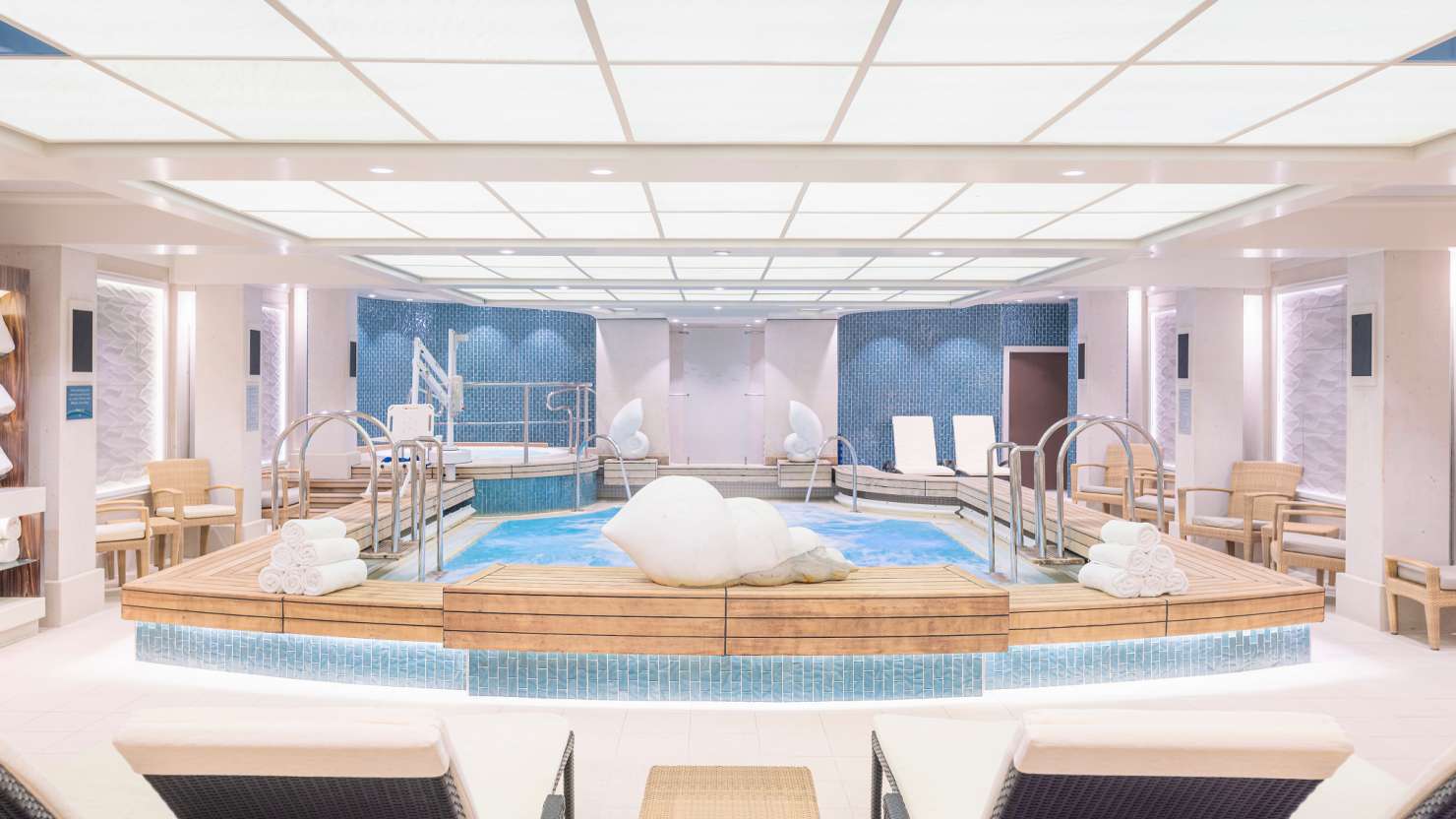 Queen Mary 2 Mareel spa Aqua therapy suite, with large pool with jets, loungers and whirlpool