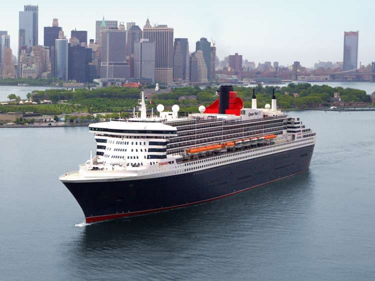 Queen Mary 2 sailing into New York